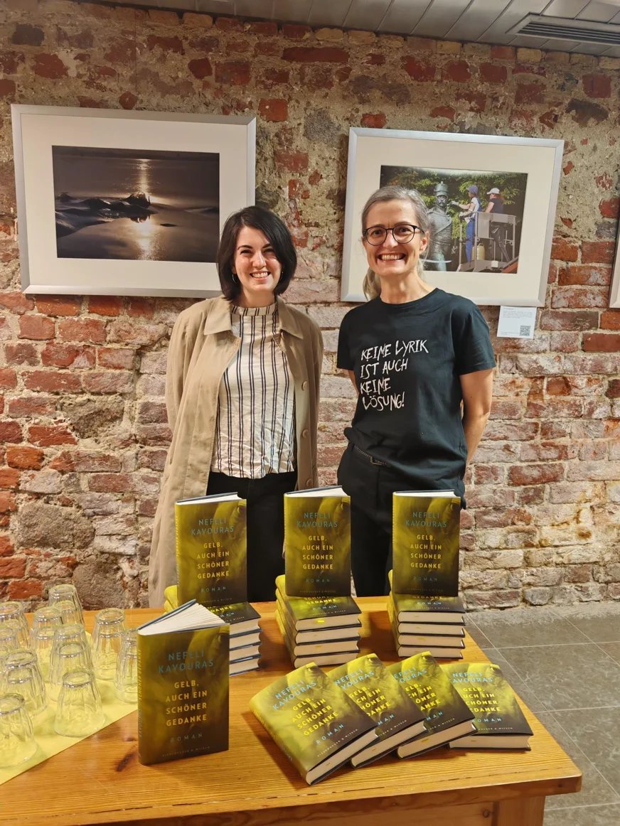 Autorin und Stefanie Jarantowski am Büchertisch