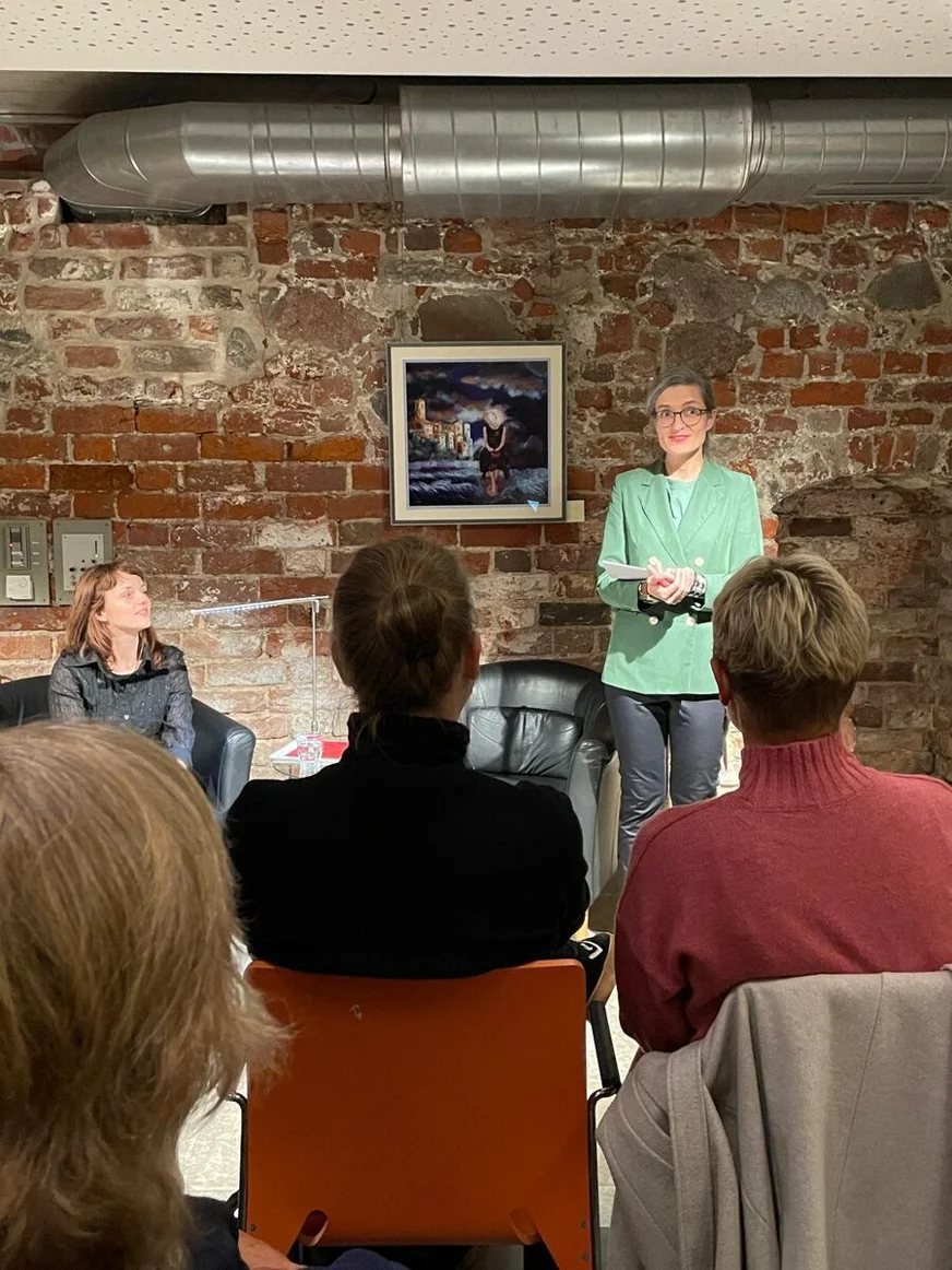 Stefanie Jarantowski begrüßt das Publikum zur Lesung von Juli Katz in Stralsund