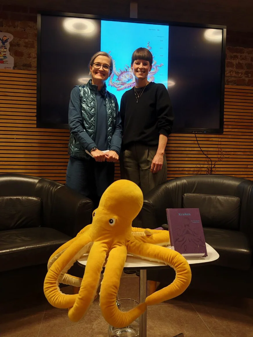 Stefanie Jarantowski und Svenja Beller mit dem Buch »Kraken – Ein Portrait«
