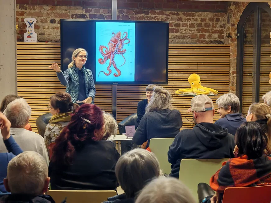 Stefanie Jarantowski moderiert die Lesung von Svenja Beller über Kraken in der Stadtbibliothek Stralsund
